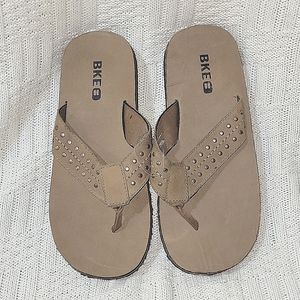Buckle Men's Studded Tan Leather Flip Flops Sz. 10